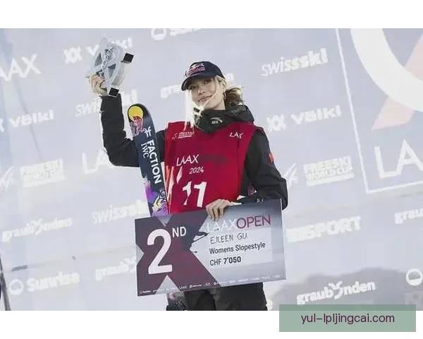 谷爱凌坡面障碍领奖微笑感染力