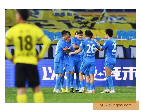 中超升班马票价过高 球迷门前抗议 中超升班马票价过高 球迷门前抗议